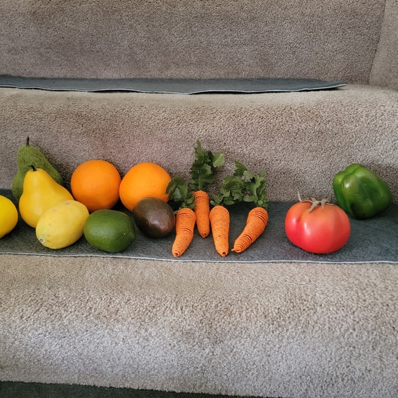 Artificial food ; 2 pears , 2 🍊, 1 🍋; 1 lime; 1 🥑 4  🥕 , 1 🍅 ; 1 🫑 - Picture 1 of 3